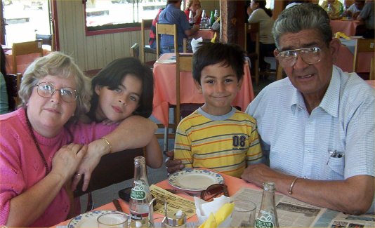 Con Jorgito y abuelos